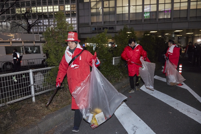 日本コカ・コーラの有志社員などによるゴミ拾い活動