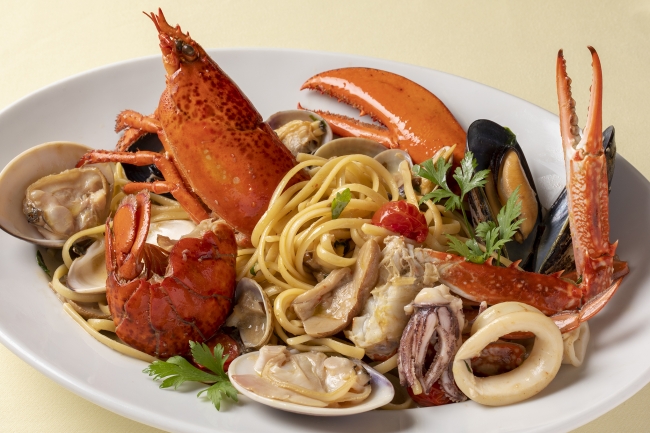 オマール海老と渡り蟹、旬の貝類とポルチーニ茸の“リングイネ”～マーレエモンテ～