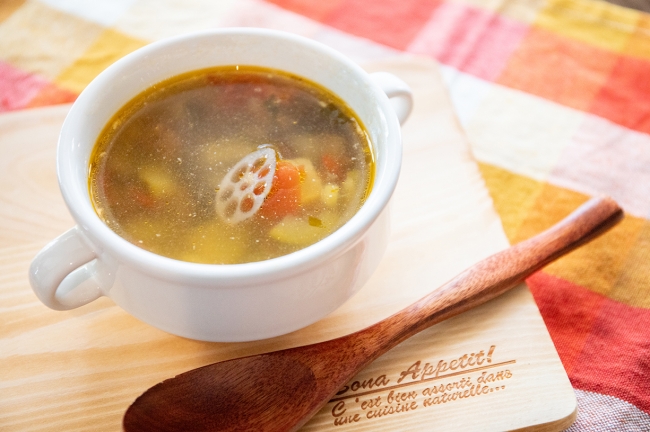 「こゆ野菜カフェ」で提供を始めたボーンブロススープ。