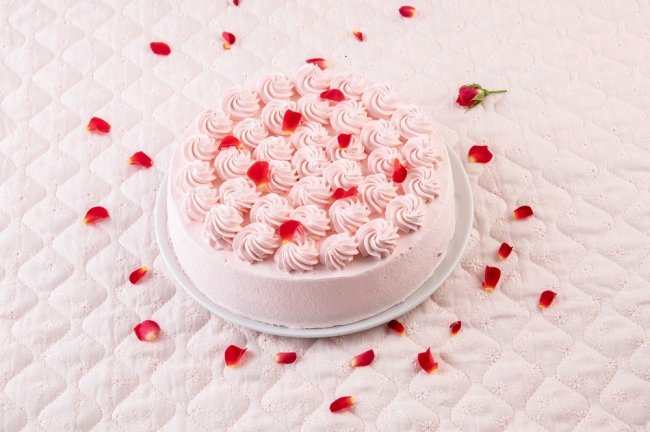 ■バレンタインスペシャルショート　スポンジに甘酸っぱいラズベリークリームをサンド。ピンククリームでローズを絞り薔薇の花びらを散りばめました。