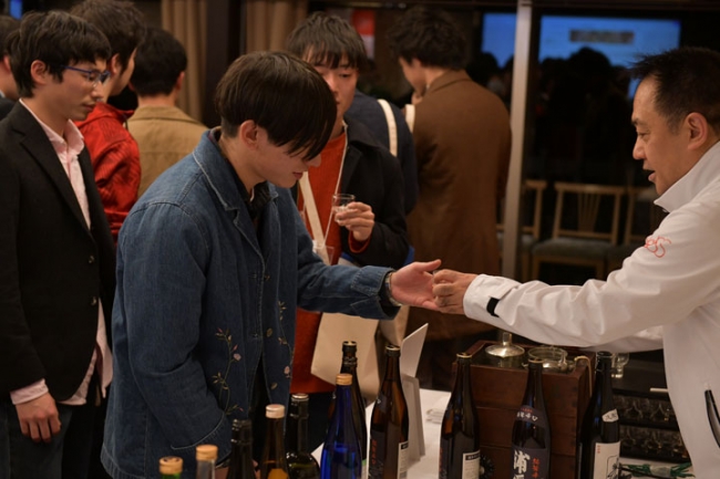 全国各地の蔵元による16種類の日本酒の試飲
