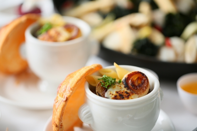 ▲淡路島産の玉葱を使用したオニオングラタンスープは甘みと豊かな風味が特徴