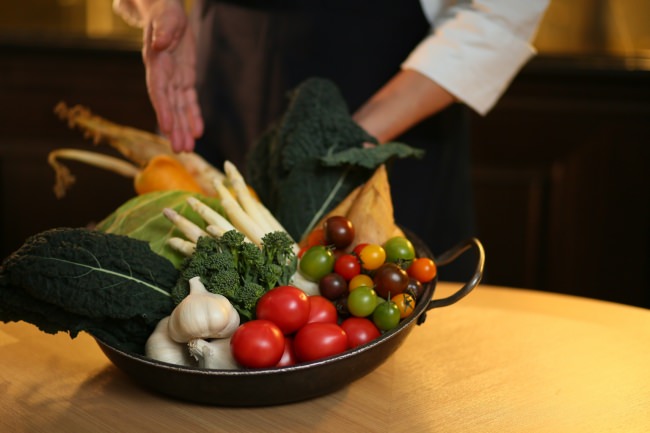 ▲お食事前はシェフがテーブルで「本日調理する野菜」を説明。料理への期待感が一気に高まる