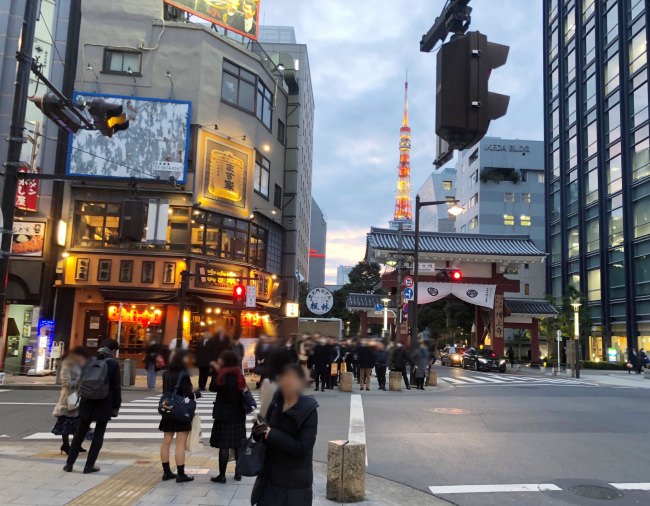 店舗の前には増上寺の赤門。東京タワーも近い