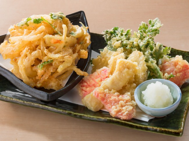 小エビかき揚げと春野菜の天ぷら 690円（税抜）　筍、春菊に加え関西では有名な紅生姜の天ぷらを盛り合わせ。 お好みで天だし・塩でお召し上がりください。