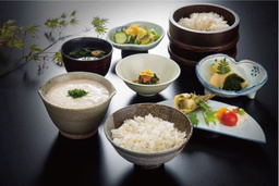 焼きとん専門店が3月11日に新メニュー「炙りロース寿司」など5品の提供を開始。関西では珍しい大分県産の錦雲豚を使ったオリジナルメニュー