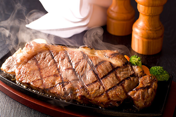 隠れ家的ステーキ食堂が“肉の日”3月29日に飲み放題付きの炙り焼肉の提供を開始。牛、豚、鶏と牛タンから2種類をチョイス