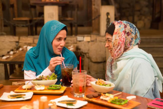 権八で食事を楽しむムスリム女性