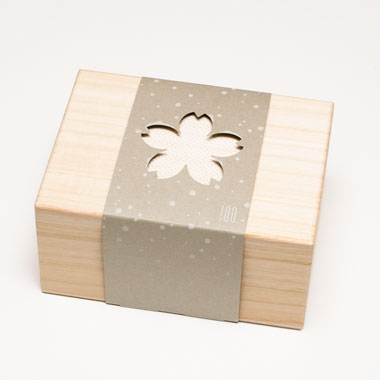 すべて桐箱入りなのでプレゼントにも最適です。※写真はロックの雪桜紅白セットが入った桐箱。