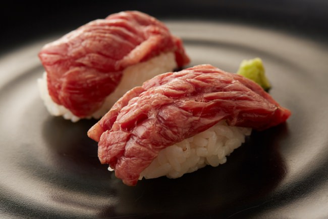人気の肉寿司（２貫）も勿論３００円！