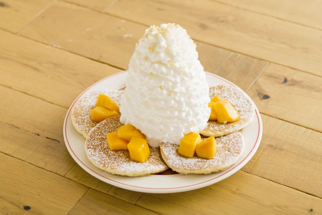 マンゴー、ホイップクリームとマカダミアナッツのパンケーキ 1,280円（税別）