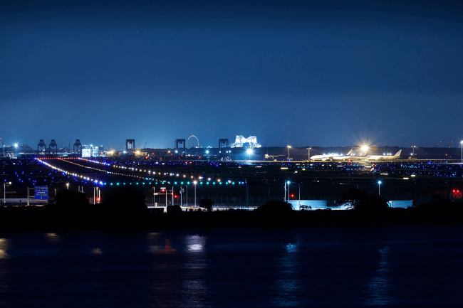 Captain’s Grill and Barから望む、羽田空港の夜景