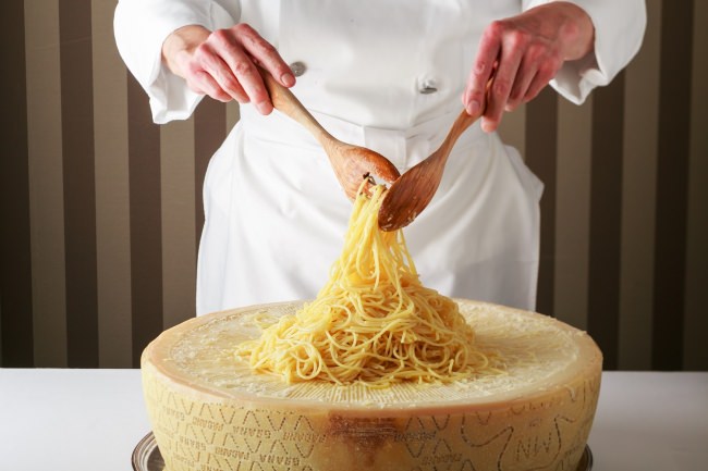 グラナパダーノチーズで仕上げるスパゲッティ