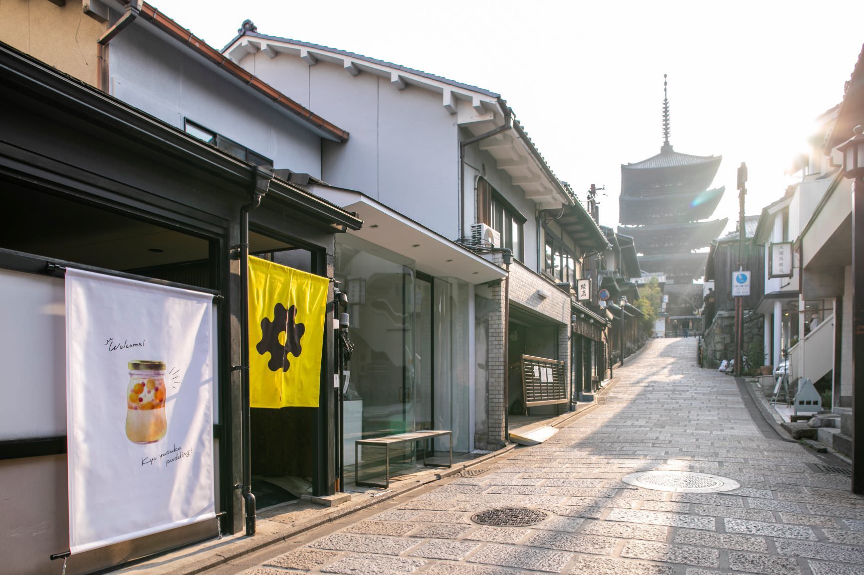 金澤・ひがし茶屋街にプリン専門店が4月13日オープン！
石川県の伝統和素材を使った『金箔あずきプリン』など展開