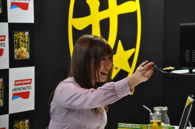 清水焼で食べる創作かき氷のお店が軽井沢で５月１日(水）オープン。窯元が創ったかき氷専用の８色のお皿と、京都宇治・ 洋菓子職人のオリジナルレシピで８種類を楽しめる。