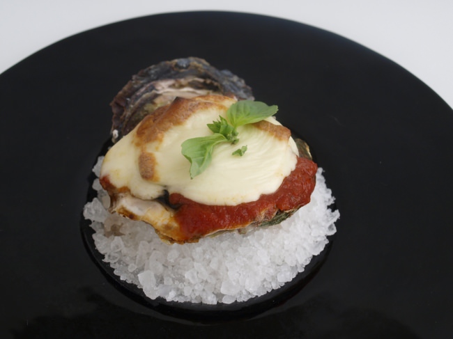 岩牡蠣とモッツァレラチーズ、トマトソースのオーブン焼き