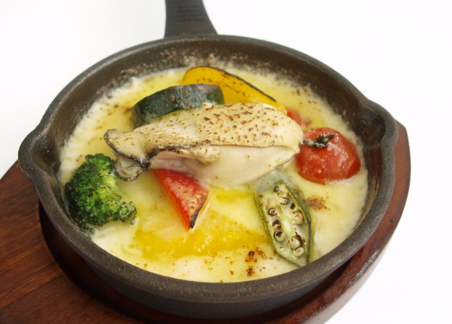 岩牡蠣と夏野菜のチーズソースグラタン