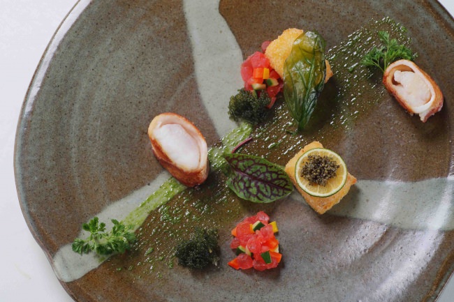 淡路島産鮮魚のベーコン巻きと兵庫県産川津海老のクロケット トマトのソースで