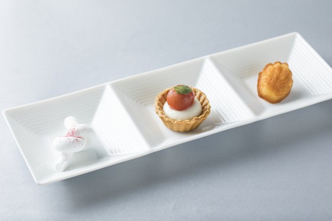 プティ・フール（食後の小菓子）左：木苺のギモーヴ 中央：ミニトマトとチーズのタルトレット 右：青森県蓬田村産福々たまごのマドレーヌ