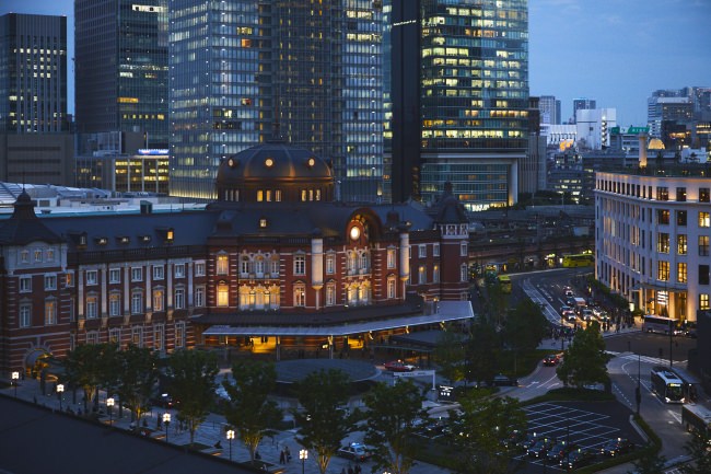 テラスからの東京駅丸の内駅舎の眺め