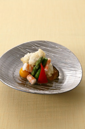 《日本料理》７月「旬彩」より“鱧の唐揚げと丸茄子の海老餡かけ”