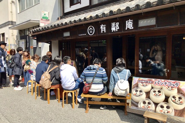 倉敷美観地区の古民家カフェ『有鄰庵』でたまごかけごはんに並ぶ行列