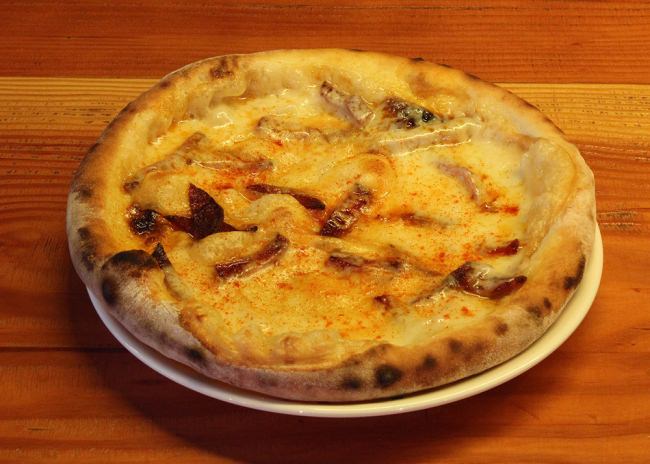 燻製スカモルツァチーズとイベリコチョリソのピザ(価格：890円)