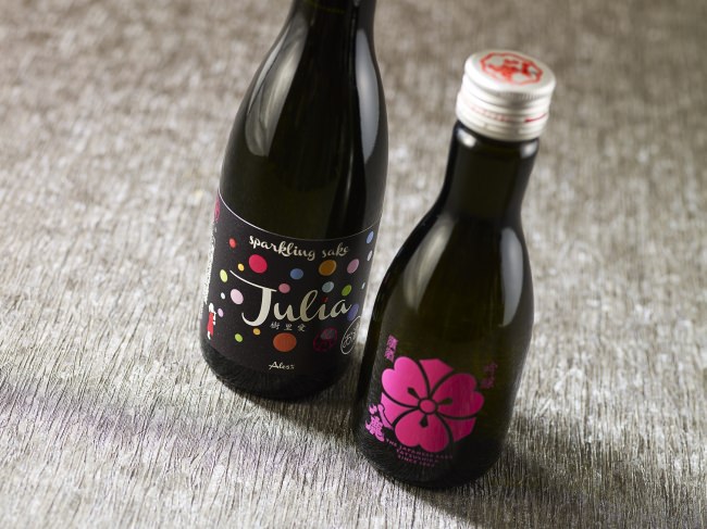 右）八鹿 吟醸（桃）左）Sparkling Sake Julia（協力：八鹿酒造株式会社）