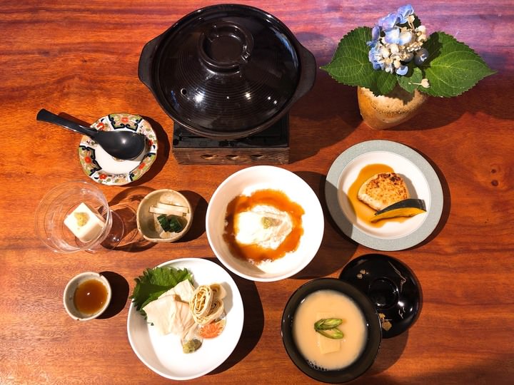 西早稲田の中国茶カフェが6月8日から四川風かき氷の販売をスタート。四川省定番の夏スイーツ“氷粉”を「黒と白」の2種類の味わいで。