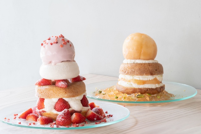 Eggs ’n Thingsより賑やかなパフェ風パンケーキが登場！「バナナスプリットパンケーキ」2019年8月1日（木）～9月1日（日）期間限定販売