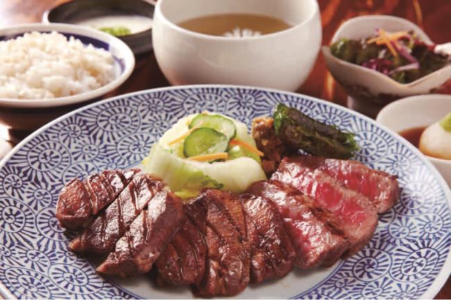 牛たんと黒毛和牛赤身ステーキの定食 ３,５４２円（税込）