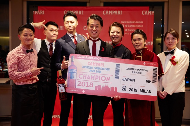 昨年の日本大会ファイナリストと優勝した小川尚人氏（写真中央）