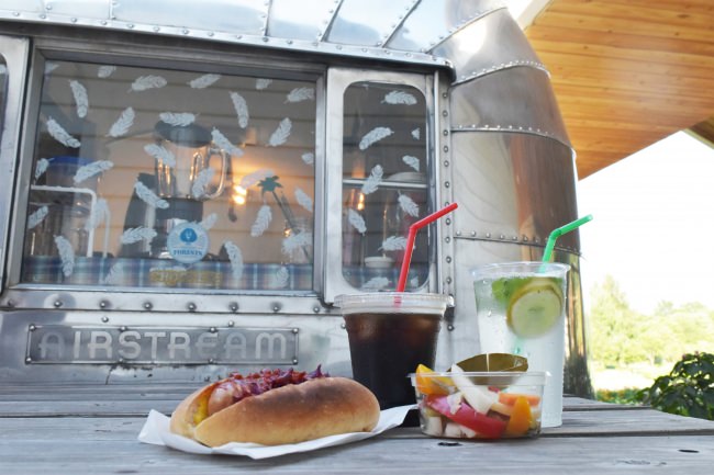 アメリカ製のトラベルトレーラー『エアストリーム』を改装した、公園内のカフェ（埼玉県営彩の森入間公園）