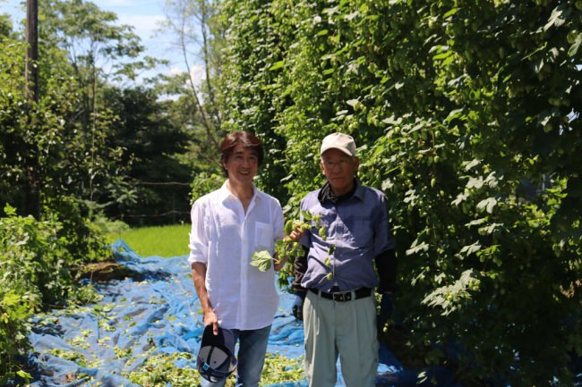 ホップ農家の浅川さん(右)と、サンクトガーレン岩本(左)
