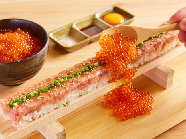 いくらを贅沢トッピングの”ユッケ寿司”！