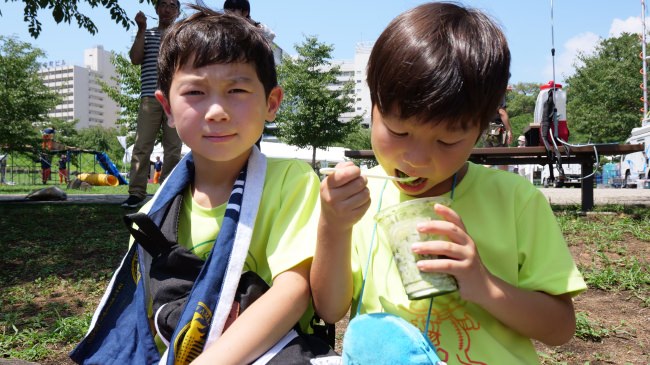 暑い中茶氷を食べる子供たち