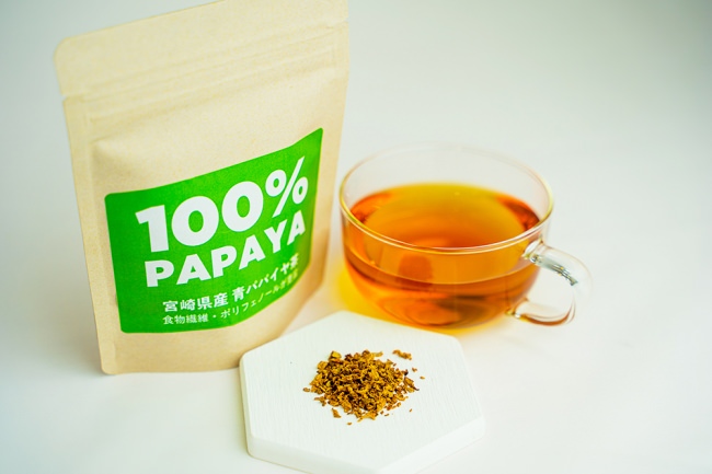 「100％パパイヤ茶」はべっこう飴のような香りと琥珀色が特徴で、新富町内のカフェではお客様から高い評価を受けています。