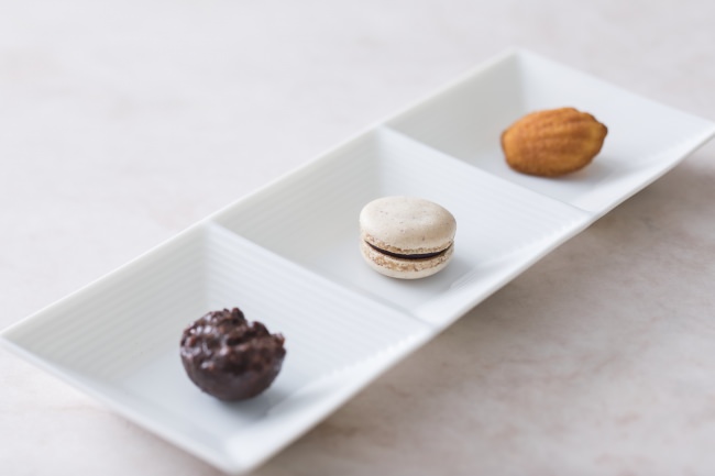 プティ・フール（食後の小菓子）左：チョコレートクランチ　中央：紫芋のマカロン　右：青森県蓬田村産福々たまごのマドレーヌ