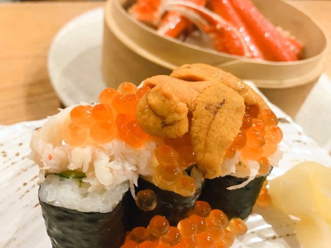裏メニュー「蟹といくらとウニのこぼれ寿司」