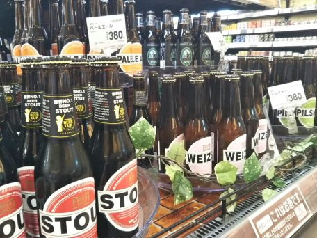 酒売り場では、原料と製法にこだわった地元箕面市の「箕面ビール」各種を中心に、クラフトビールコーナーを展開いたします。また、「秋鹿酒造」より日本酒を取りそろえいたします。