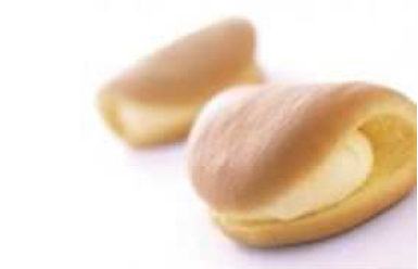 スイーツコーナーでは、北摂地域で人気のお菓子工房「ミルフィーユ」より、ふわふわ生地とカスタードクリームがおいしい「天使のふわふわほっぺ」をお求めやすいよう、個包装でご用意いたします。