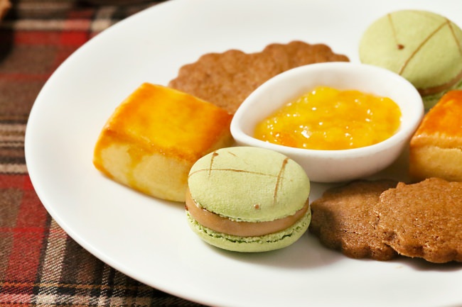 右手前：スペキュロス 手前中央：アールグレイマカロン 左奥：スコーンとジンジャーオレンジコンフィチュール