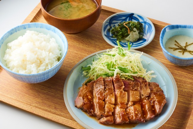 「豚肩ロースの生姜焼き定食」980円+税