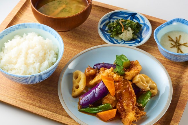 「鶏天と野菜の黒酢あんかけ定食」930円+税