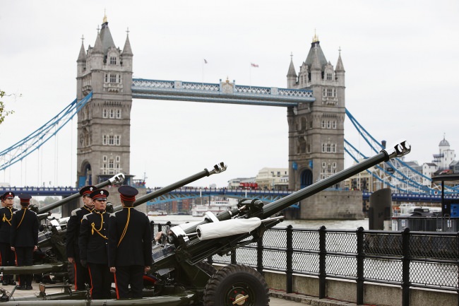 ロンドン塔からテムズ川に向けて放たれる皇礼砲