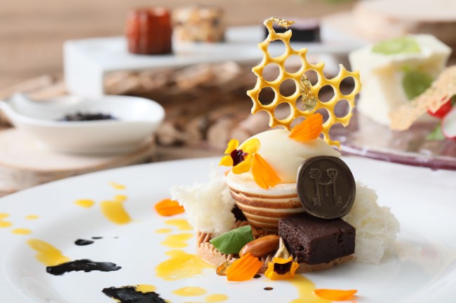 ▲モンブランとハニージンジャー、ショコラを使用したメインのデザートはお皿全体で蜂を表現。