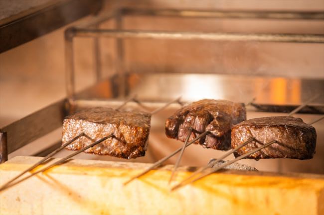 備長炭の直火で肉の表面を素早く焼き上げ、肉汁を閉じ込めます