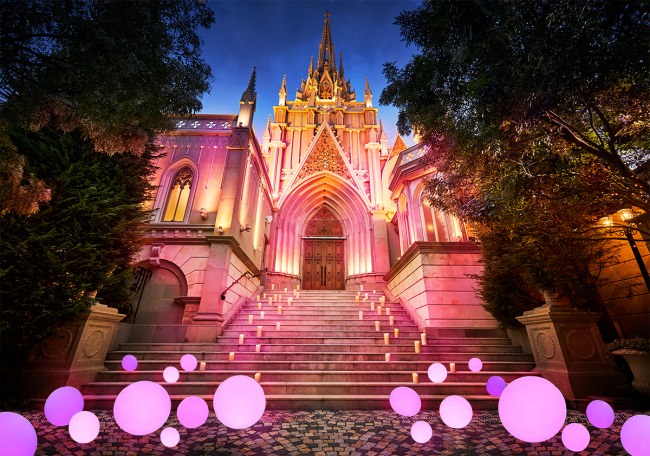 通常は金色に輝く夜の大聖堂が、10月5日（土）限定でピンク色にライトアップされる（画像はイメージ）