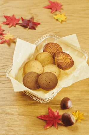 家族や友人と過ごす、秋の行事をもっと楽しくハッピーに。人気爆発中の『御用邸栗チーズクッキー』も味わえる焼き菓子詰合せ2種が満を持して新登場！！