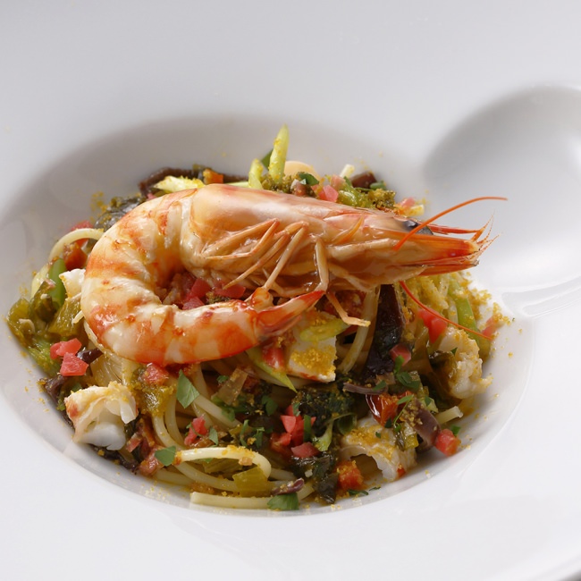 《欧風料理》「Seasonal」より“車海老と高菜のアーリオオーリオ スパゲッティ ボッタルガ添え”